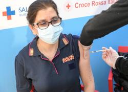 Vaccino Covid obbligatorio, niente causa di servizio per poliziotti con effetti avversi, SNAP: “Vertici responsabili”