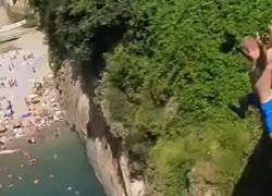 Amalfi, tuffi dalla balaustra panoramica in Costiera, lancio da circa 30 metri, il VIDEO arriva alla Polizia   