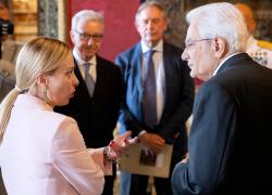 Giorgia Meloni scappa dallo scontro con Mattarella: vuole cambiare la legge elettorale prima del referendum che la vedrebbe sconfitta. Il Colle osserva