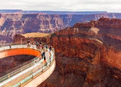 Grand Canyon, precipita in un dirupo profondo 30 metri, 13enne vivo per miracolo: "volevo solo fare una foto"