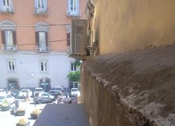 Napoli, siringhe sporche di sangue rinvenute a pochi metri da piazza Plebiscito 