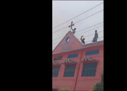Pakistan, folla di islamici distrugge 4 chiese e la casa di una famiglia cristiana: "Avrebbero dissacrato il Corano" - VIDEO