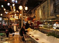 Barcellona, niente tavolo per i single nei ristoranti del centro per motivi economici e i residenti protestano