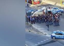 Roma, maxi inseguimento da film, 20 agenti per un arresto, 52enne ruba furgone e lancia sassi sul GRA - VIDEO