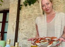 Meloni: "Oggi mangiamo granchio blu", la premier in masseria in Puglia tra il caso Crosetto e un vertice con Salvini