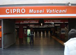 Roma, bastonate a poliziotto su schiena e collo da nigeriana fuori dalla metro Cipro, condannata a 8 mesi