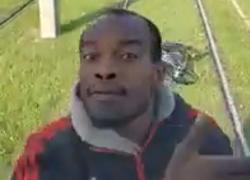 Immigrato in bicicletta danneggia un tram a “Milano”, ferma il mezzo e spacca i tergicristalli - VIDEO