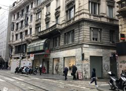Milano, 39enne egiziano accoltellato all'addome in via dei Piatti dopo lite in strada, ricercati due sudamericani