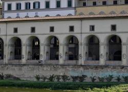 Firenze, imbrattato il Corridoio Vasariano di vernice nera, direttore Uffizi Schmidt: "ci vuole il pugno duro"