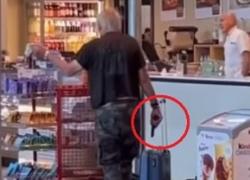 Uomo armato stazione Tiburtina, tenta rapina in uno street-food e spara colpo di pistola in aria, nello zaino anche balestra e coltelli- VIDEO
