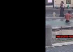 Roma, bagno nella fontana del Tritone a Piazza Barberini, extracomunitario in slip come se fosse in piscina - VIDEO