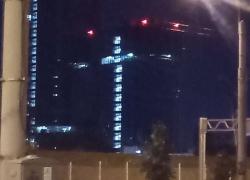 Morte Prigozhin, il saluto della Wagner: "Anche all'inferno sarà il migliore, eroe della Russia e patriota", grande croce illumina sede
