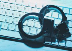 Digital Service Act, la censura dell'informazione arriva in Ue: addio a notizie "false o fuorvianti" e alla libertà d'espressione