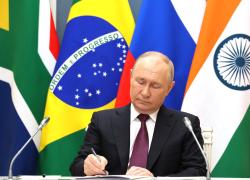 Putin: "Noi e i Brics impegnati a porre fine a conflitto con mezzi pacifici, USA trascinano Nato in tensioni in Asia come cagnolini al guinzaglio"