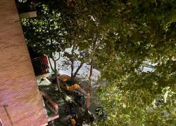 Ostia, rissa in condominio, ragazzo massacrato da 20 sudamericani, 19enne chiama la polizia e lo salva -VIDEO