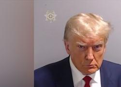 Trump arrestato, foto segnaletica e schedatura, poi il rilascio su cauzione di 200k euro, il tycoon: “Mai arrendersi”