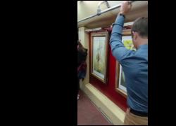 Russia, l'arte entra nella metropolitana di Mosca e accompagna i pendolari con i quadri della galleria mobile - VIDEO