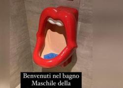 Orinatoio a forma di bocca femminile alla palestra McFit, a Torino. L'azienda: "Omaggio ai Rolling Stones"

