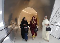 Francia vieta "abaya" alle studentesse musulmane, abito islamico: “La scuola è il tempio della laicità”