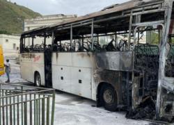 Pozzuoli, bus sfonda il cancello del Comune, poi il conducente dà fuoco al mezzo, sindaco: “Atto gravissimo”
