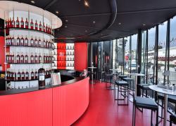  Campari tinge di Rosso il Lido di Venezia in occasione della 80. Mostra del Cinema
