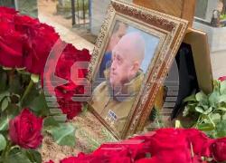 Funerali Prigozhin senza Putin al cimitero Porokhov di San Pietroburgo, Wagner: "Seppellito vicino al padre" - VIDEO