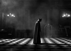 VENEZIA 80 (concorso).  Nell'horror ironico "El Conde", Pinochet è un vampiro nato dalla Thatcher