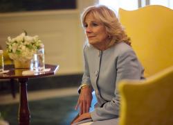 Covid, Jill Biden positiva per la seconda volta, "lievi sintomi" per la moglie del presidente, 4 dosi di vaccino Covid