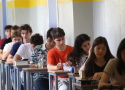 Alto Adige, niente più voti sotto il 4 a scuola: "I 2 e 3 mortificano", il web: "Premiati i fannulloni"