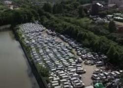 Cimiteri auto elettriche in Cina, il paradosso del Green: "200mila tonnellate di batterie a litio tossiche smaltite nell'ambiente"