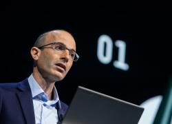 Yuval Noah Harari e l'umanesimo evoluzionista: un salto nell'ignoto, con una rincorsa di due secoli