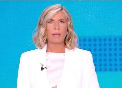 Pomeriggio Cinque, Myrta Merlino lancia caffè e asciugamani dietro le quinte?! - I RUMORS