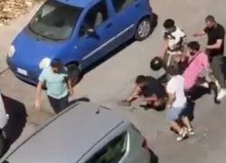 Roma, scippo al Quarticciolo ai danni di una vecchietta, linciato dai passanti 26enne indiano - VIDEO choc