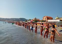 Catena umana a Savona contro il rigassificatore a Vado Ligure, una protesta riuscita di cui non si parla
