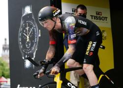 Van Hooydonck, malore improvviso per il ciclista, infarto al volante e scontro con 5 auto: "No danni cerebrali"
