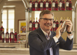 Campari, il CEO Robert Kunze-Concewitz lascia dopo 17 anni con un super bonus da €30 mln; Fantacchiotti è il nuovo AD 