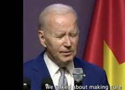 Vietnam, Biden zittito dalla sua portavoce: "Sud globale è terzo mondo" e lei stacca il microfono - VIDEO