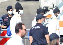 Migranti, sindacati di Polizia scrivono a Piantedosi e Pisani: “Poliziotti stremati, servono rinforzi”, il Dipartimento di PS non commenta
