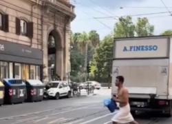 Roma, amante corre nudo per strada inseguito da una donna dopo scoperta del tradimento: "Sei una pu***na" - VIDEO