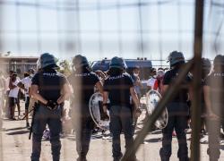 Migranti in fuga da Porto Empedocle, sindaco: “per strada fanno paura”, Francia: “Non accoglieremo da Lampedusa”