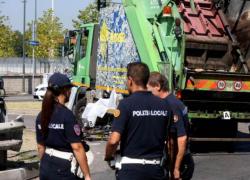 Milano, donna morta investita da camion dei rifiuti Amsa, agganciata dal mezzo e trascinata per 80 metri