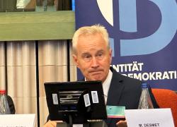 Vaccino Covid, Peter McCullough: "Proteina Spike causa morti improvvise, disintossicarsi con nattochinasi e bromelina"