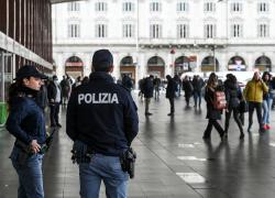 Roma Termini, nigeriano spacca il naso a poliziotto e tenta di cavargli un occhio, il giudice lo libera con l’obbligo di firma
