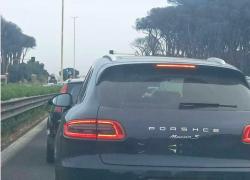 Porsche con scritta sbagliata a Roma sulla Cristoforo Colombo, la FOTO virale sul web: "Un esemplare unico"