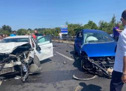 Roma, in auto contromano al telefono sulla Cassia Bis, Fiat Punto si schianta con 3 vetture - VIDEO