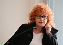 Fiorella Mannoia sta male, Una Nessuna Centomila in Arena slitta al 2024: “Bloccata a letto da un’ernia al disco”