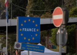 Migranti, schiaffo a Macron, Corte UE boccia respingimenti della Francia: “Tempo agli irregolari per andare via volontariamente, espulsione ultima istanza”