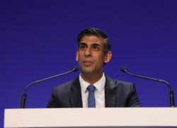 UK, auto elettriche, stop obbligo di acquisto dal 2030, divieto diesel e benzina slitta al 2035, Sunak: "devono decidere i cittadini”