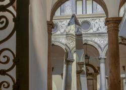 Pezzi di Pace, la nuova installazione di Felice Limosani per la corte del rinascimentale Palazzo Bartolini Salimbeni