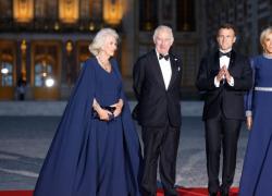 Camilla d'Inghilterra e Brigitte con l'abaya integrale a Versailles, Macron accusato di "islamofobia e doppi standard"